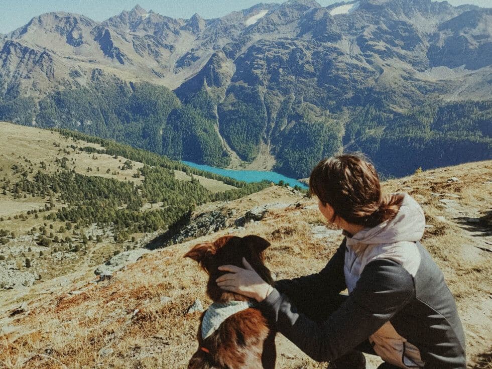 Maria Luisa Gaiser mit Hund in den Bergen